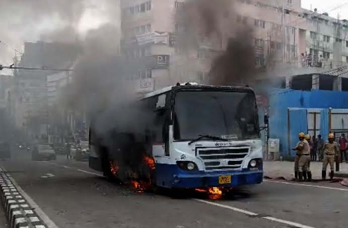 https://salarnews.in/public/uploads/images/newsimages/maannewsimage09072024_223617_BUS FIRE-1.jpg